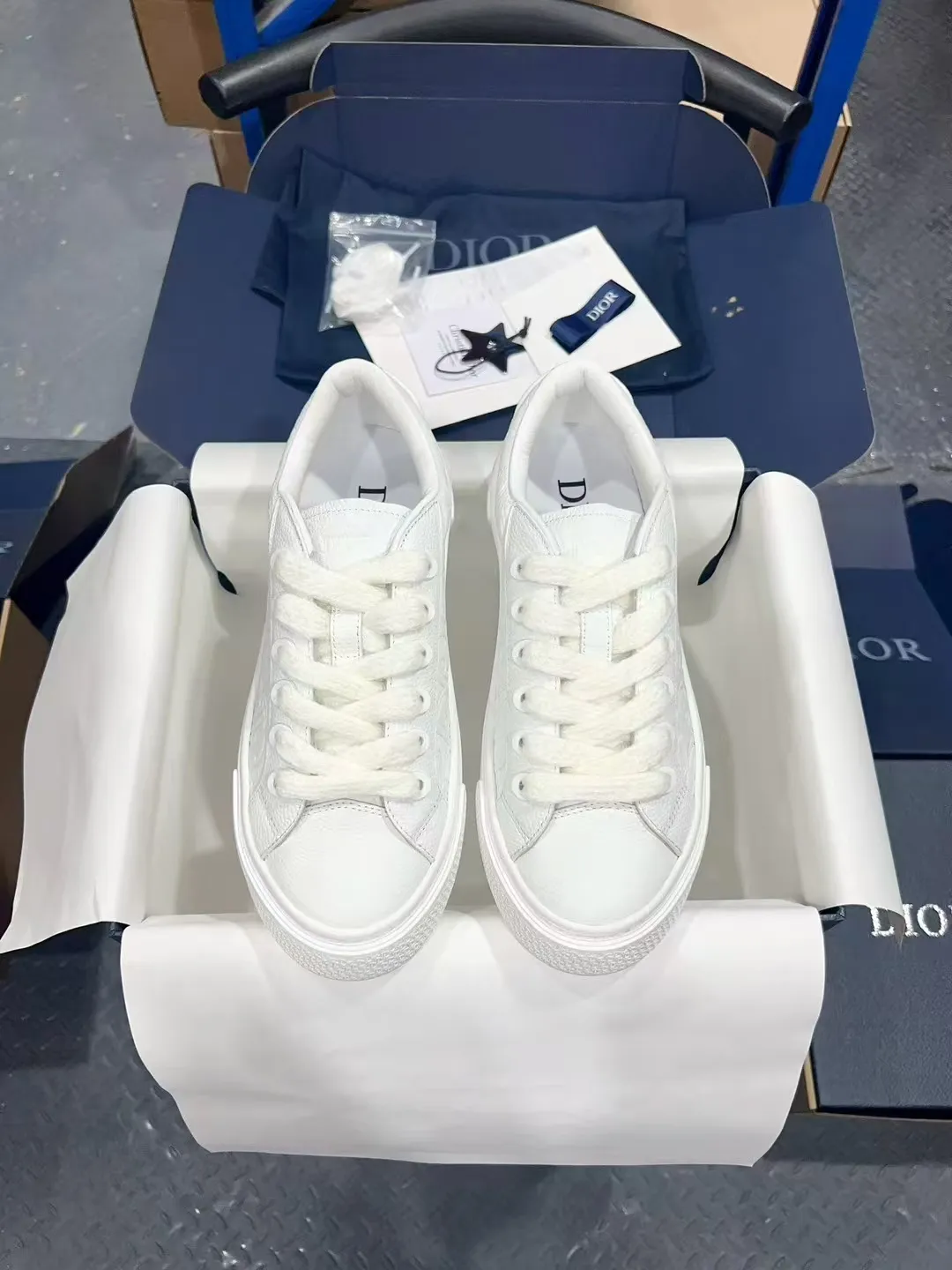 👟👟Ex-factory price 560👟👟 𝐃𝐢𝐨𝐫 𝐱 𝐒𝐭𝐨𝐧𝐞 𝐈𝐬𝐥𝐚𝐧𝐝 𝐁𝟯𝟯 Dior co-branded Stone Island new casual sports shoes Skateboard shoes 111111111 This B33 sneaker comes from the DIOR AND STONE ISLAND limited series. It is a new interpretation of the classic tennis shoe. The fashionable silhouette highlights the heavy texture. The black-dyed cotton has a delicate wash and soft texture, and is finished with the classic Oblique print on the sides, paying homage to the exceptional craftsmanship of the exclusive collaboration. The tongue is embossed with the Dior signature, while cannage panels on the front, DIOR AND STONE ISLAND signature on the back and insole. The rubber outsole features the Dior Oblique pattern, while a contrasting Dior 30 Avenue Montaigne signature on the rear adds style. It can add a modern touch to various casual looks, and can also be matched with other DIOR AND STONE ISLAND items. Exquisite packaging at the delivery counter🛍📦 Customized cowhide material, sheepskin lining, original molded outsole Size: 35-45